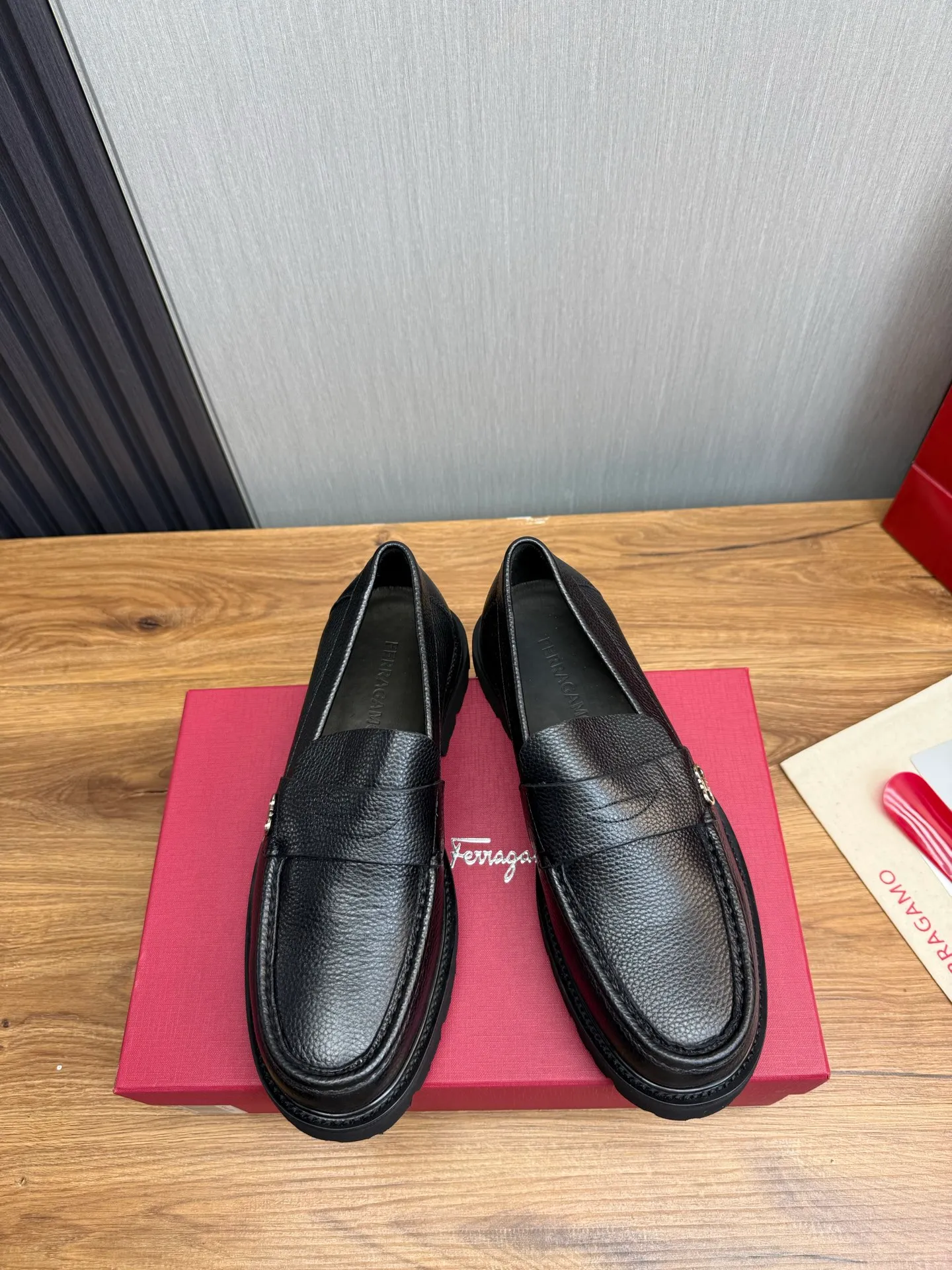 Men's shoes 💰880💰 Ferragamo. [Ferragamo] Men's Loaf leather shoes, the latest hot style, 1:1 original purchase quality, top quality, imported open-edge beaded cowhide leather on the upper, hand-made three-dimensional stitching highlights the round toe design, the inner foot pads are all imported cowhide, with original wear-resistant foam outsole, matching code 39-44, (38, 45 custom-made, non-refundable)